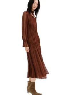 Robe longue chocolat unie pourvue d'une coupe droite et d'un col montant