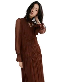 Robe longue chocolat unie pourvue d'une coupe droite et d'un col montant