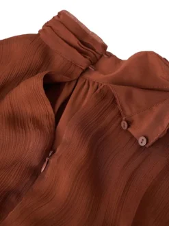 Robe longue chocolat unie pourvue d'une coupe droite et d'un col montant