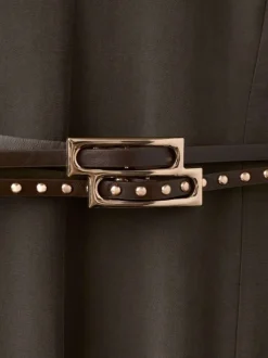Robe longue chocolat unie pourvue d'une coupe évasée et d'un col v