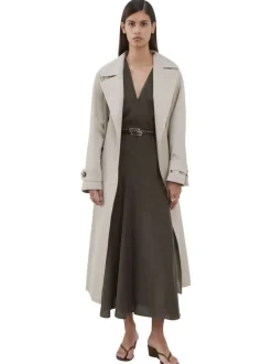 Robe longue chocolat unie pourvue d'une coupe évasée et d'un col v