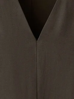 Robe longue chocolat unie pourvue d'une coupe évasée et d'un col v