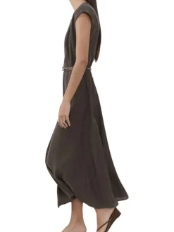 Robe longue chocolat unie pourvue d'une coupe évasée et d'un col v
