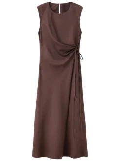 Robe longue chocolat unie sans manche pourvue d'une coupe évasée