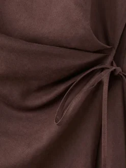 Robe longue chocolat unie sans manche pourvue d'une coupe évasée