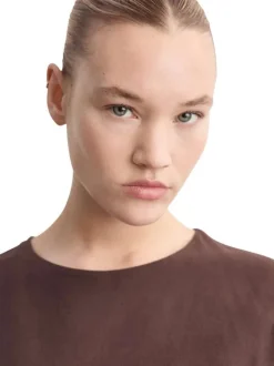 Robe longue chocolat unie sans manche pourvue d'une coupe évasée