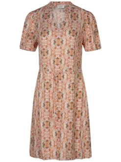 Robe longue écrue florale pourvue d'une coupe large et des manches courtes