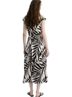 Robe longue écrue à motifs pourvue d'une fermeture boutonnée