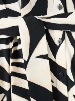 Robe longue écrue à motifs pourvue d'une fermeture boutonnée