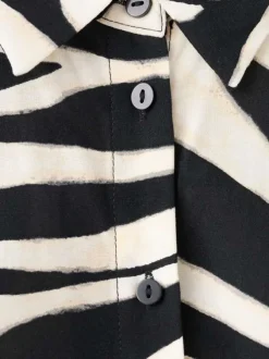 Robe longue écrue à motifs pourvue d'une fermeture boutonnée