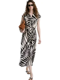 Robe longue écrue à motifs pourvue d'une fermeture boutonnée
