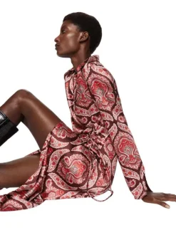 Robe longue Dakota à coupe midi ample, imprimé baroque rouge intégral, à manches longues et nouée à la taille
