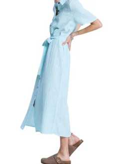 Robe longue en coton bleue à coupe droite pourvue d'un col à revers