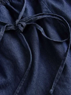 Robe longue en coton bleu foncé pourvue d'une coupe évasée et d'un col v