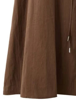Robe longue en coton chocolat unie avec une coupe droite et un col rond