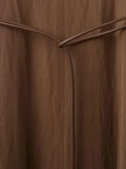Robe longue en coton chocolat unie avec une coupe droite et un col rond