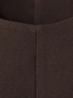 Robe longue en coton chocolat unie pourvue d'un col rond et d'une coupe ajustée