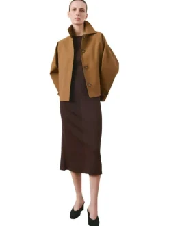 Robe longue en coton chocolat unie pourvue d'un col rond et d'une coupe ajustée