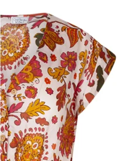 Robe longue en coton écru à motifs pourvue d'une coupe ample et d'un col en V