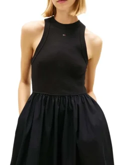 Robe longue en coton noire unie avec une coupe cintrée et un col rond