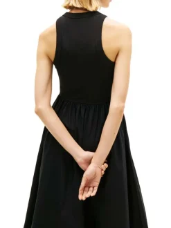 Robe longue en coton noire unie avec une coupe cintrée et un col rond