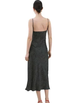 Robe longue en coton noire unie avec une coupe droite en col v