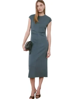 Robe longue en lin gris clair unie pourvue d'une coupe ajustée et d'un col rond