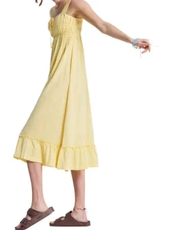 Robe longue jaune à coupe droite pourvue d'un col carré et de larges bretelles