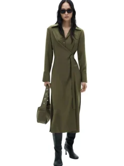 Robe longue kaki unie avec une coupe droite à col français et à manches longues