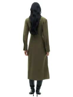 Robe longue kaki unie avec une coupe droite à col français et à manches longues