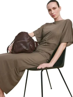 Robe longue kaki unie pourvue de manches courtes et d'une coupe ajustée