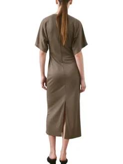 Robe longue kaki unie pourvue de manches courtes et d'une coupe ajustée