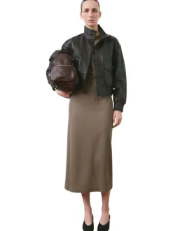 Robe longue kaki unie pourvue de manches courtes et d'une coupe ajustée