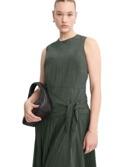 Robe longue kaki unie pourvue d'une coupe évasée et d'un col rond