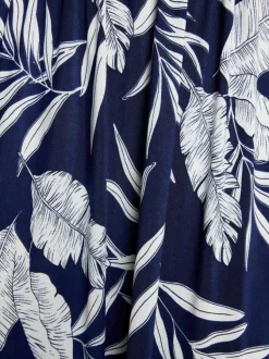 Robe longue marine sans manche à coupe cintrée pourvue d'un col v croisé