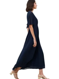 Robe longue marine unie avec une coupe cintrée et des manches courtes