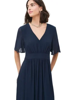 Robe longue marine unie avec une coupe cintrée et des manches courtes