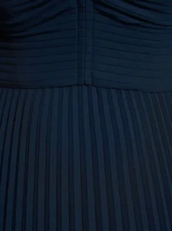 Robe longue marine unie avec une coupe évasée et un col en V