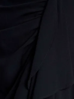 Robe longue marine unie pourvue d’une coupe asymétrique et d’un col en V