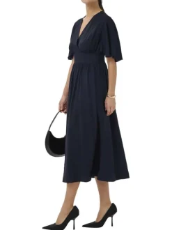Robe longue marine unie pourvue d'une coupe cintrée avec une taille élastiquée