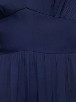 Robe longue marine unie pourvue d'une coupe évasée et d'un col en V