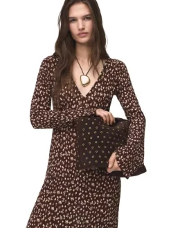Robe longue marron à imprimé floral avec une coupe droite et un col v