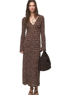 Robe longue marron à imprimé floral avec une coupe droite et un col v