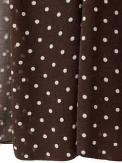 Robe longue marron à motifs sans manche pourvue d'une coupe évasée