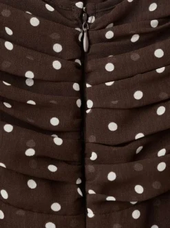 Robe longue marron à motifs sans manche pourvue d'une coupe évasée