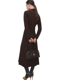 Robe longue marron pourvue d'un col montant et de manches longues