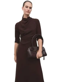 Robe longue marron pourvue d'un col montant et de manches longues