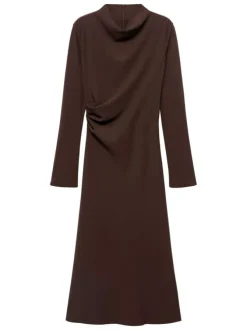 Robe longue marron pourvue d'un col montant et de manches longues