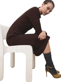 Robe longue marron pourvue d'un col montant et de manches longues