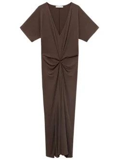 Robe longue marron unie avec une coupe droite à col v et des manches courtes